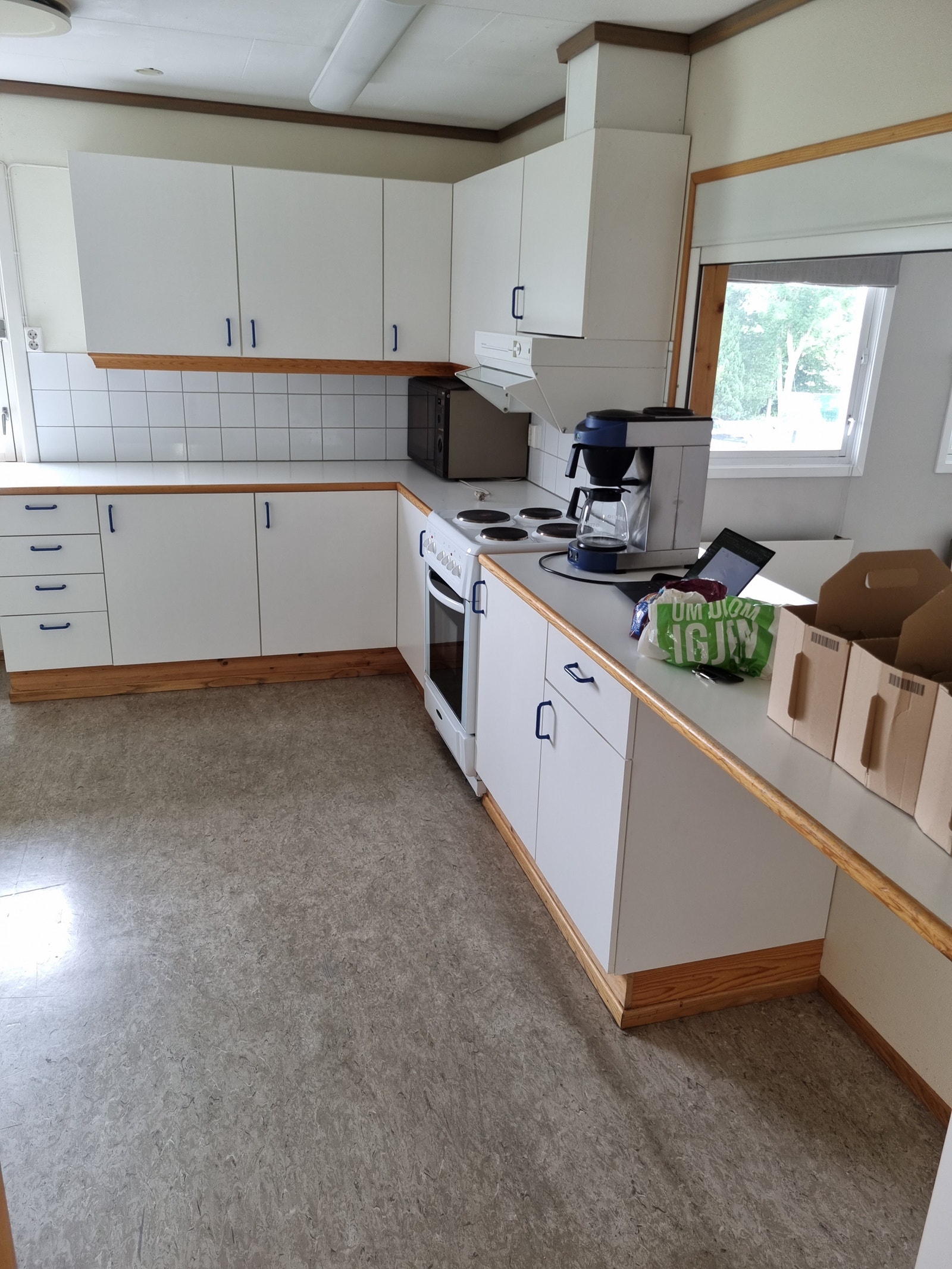 Oppvaskmaskin, komfyr, kaffemaskin, microbølgeovn og kjøleskap. Galleribilde