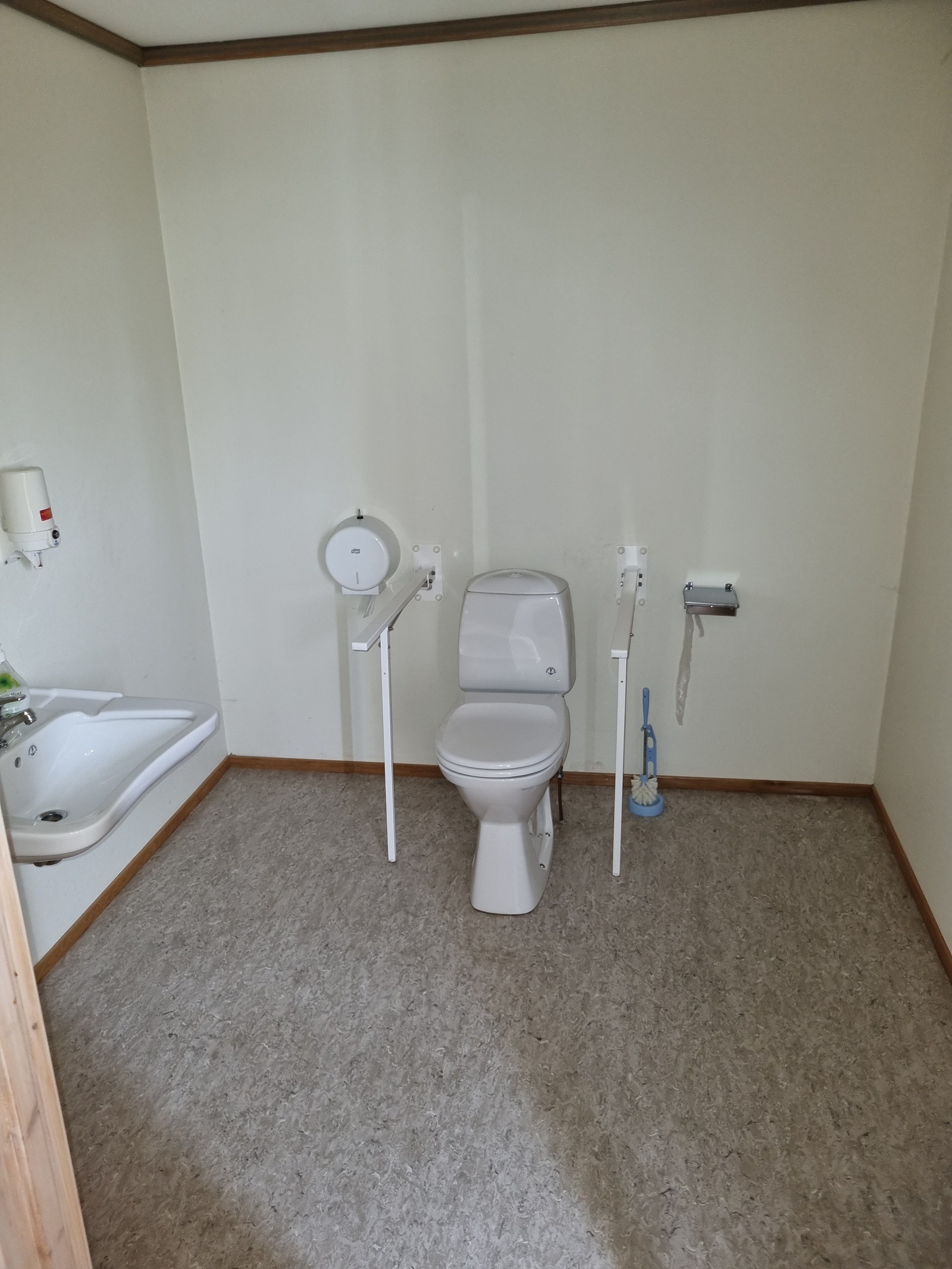 Det er flere herre, dame og handikaptoaletter i bygget. Det er også dusjrom. Galleribilde