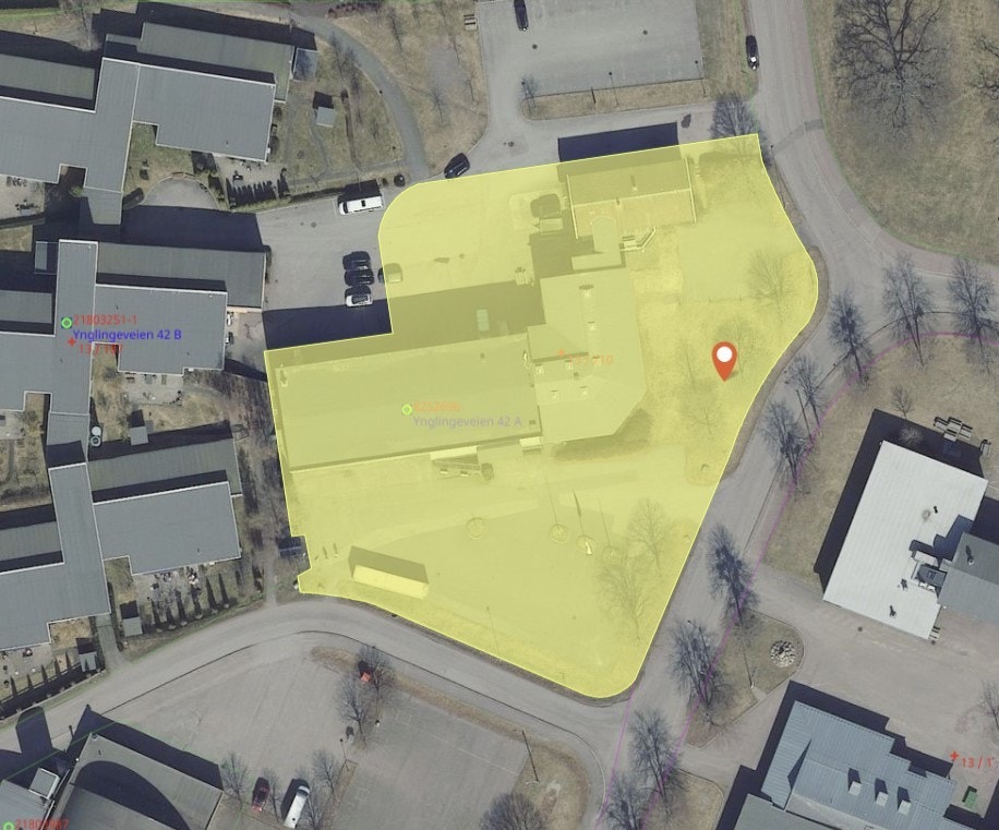 Mye parkeringsareal på tomten. Galleribilde