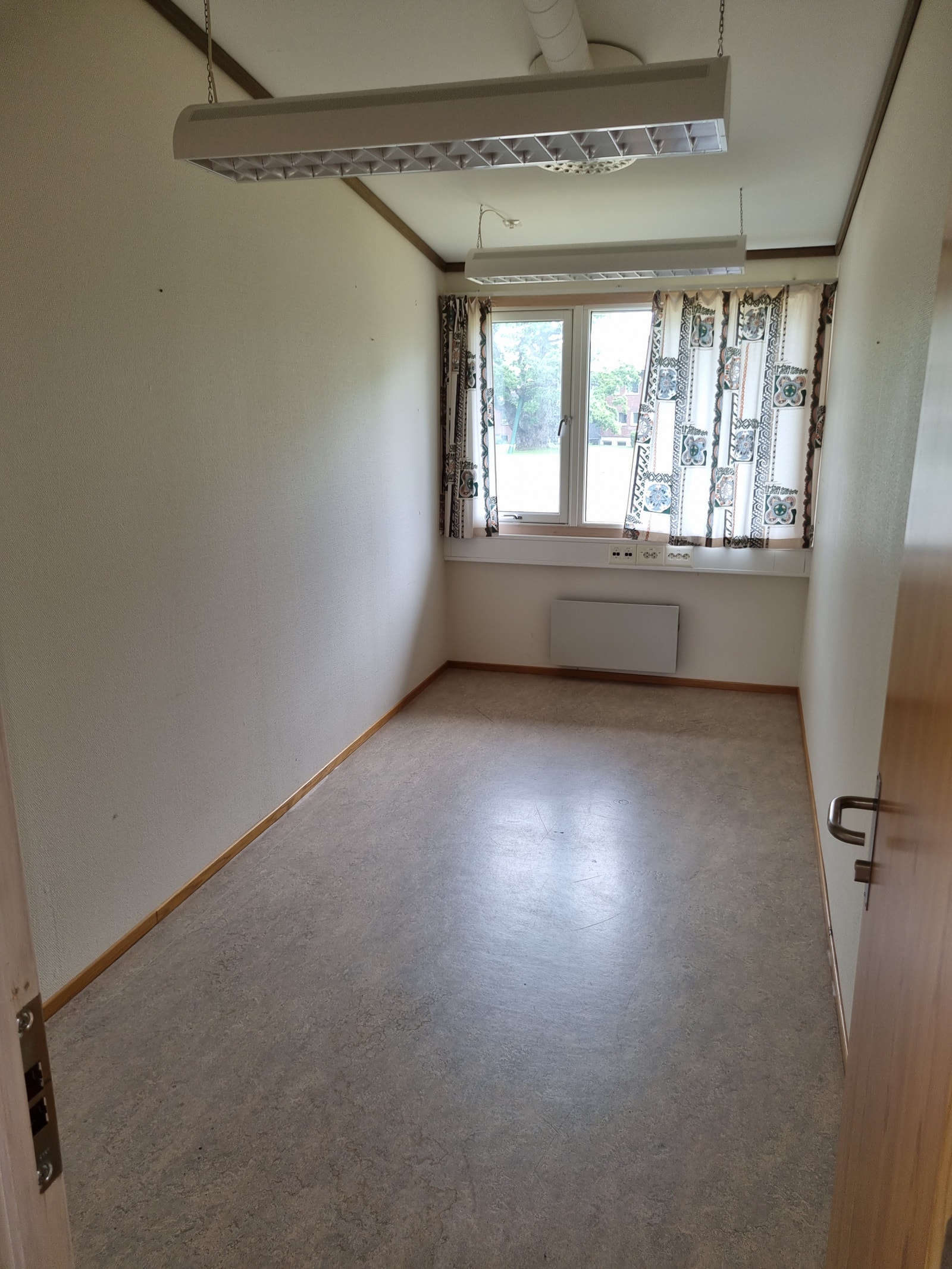 En av de mange kontorbåsene. Galleribilde