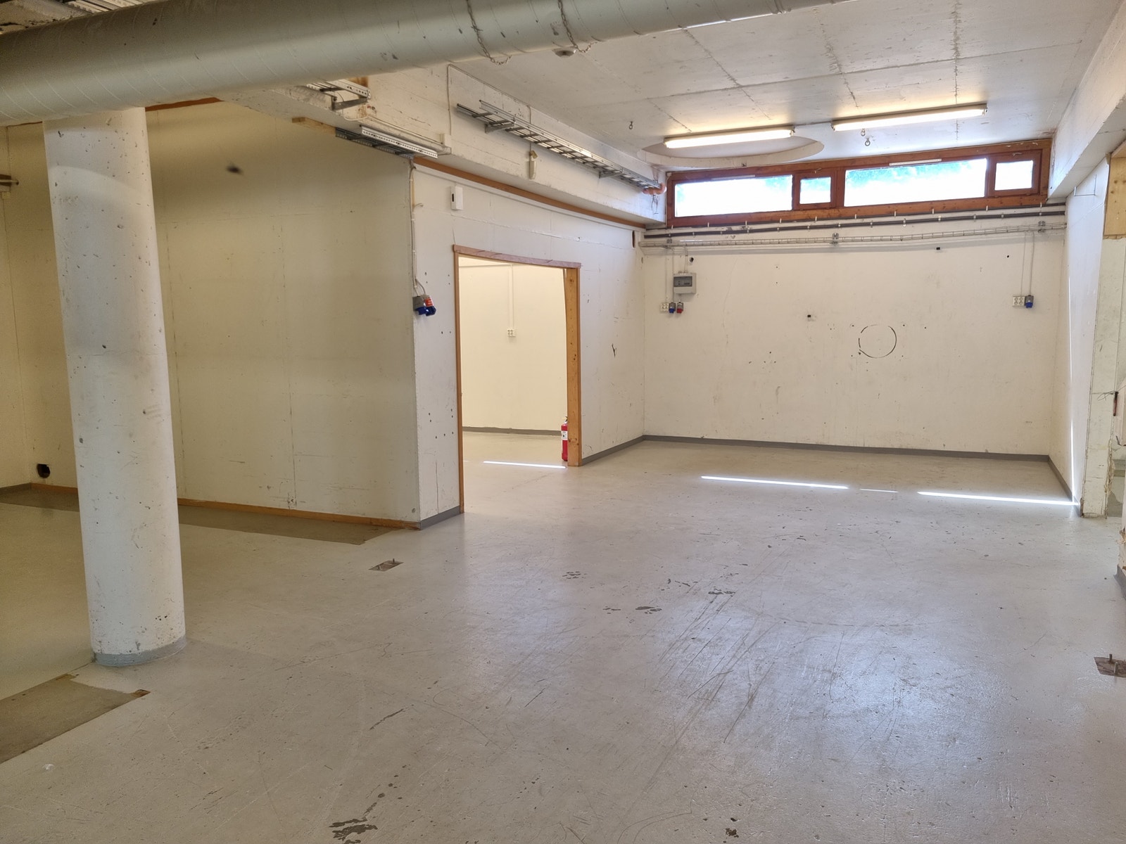 Store verksted/lagerlokaler innenfor kjøreportene. Takhøyde ca 3,9 meter. Galleribilde