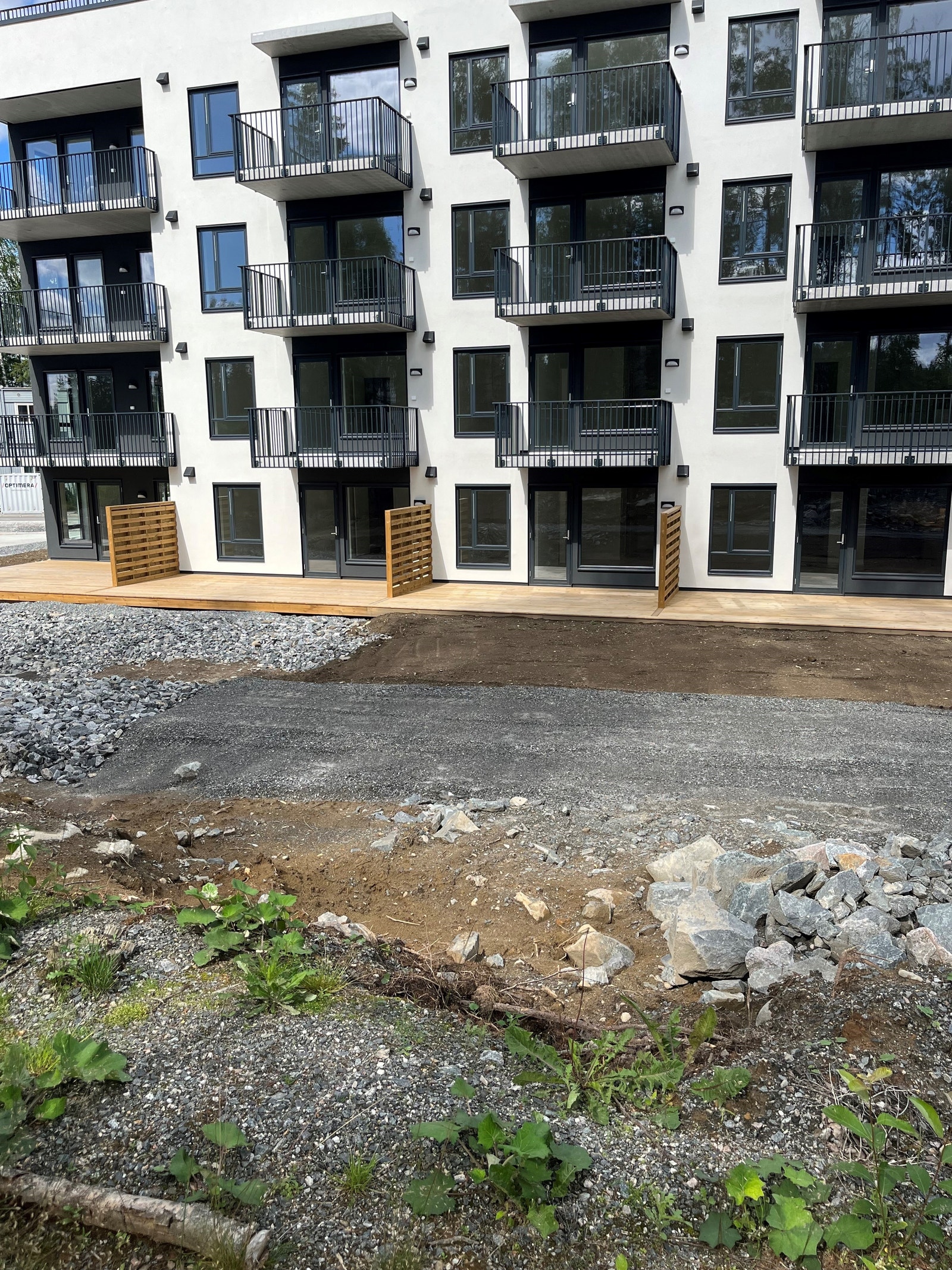 Det har blitt opparbeidet grøntarealer og belyst gangsti foran terrassen siden bildet ble tatt! Galleribilde