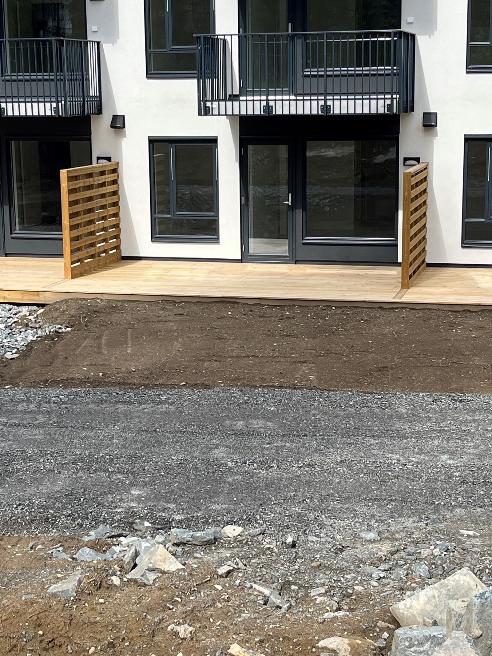 Leiligheten disponerer en privat sørvestvendt terrasse. Her har du solen godt utover ettermiddag- og kvelden. Det er i senere tid opparbeidet grøntområde på utsiden av terrassen og belyst gangsti! Galleribilde