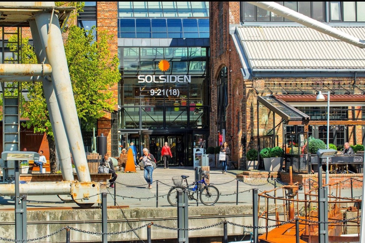 Like bortenfor leiligheten finner man Solsiden med alle dets fasiliteter og yrende folkeliv Galleribilde