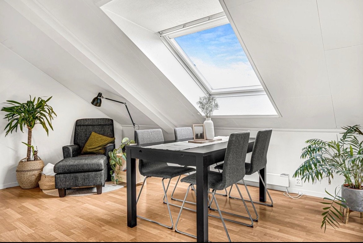 Spisebord med rikelig naturlig lys Galleribilde