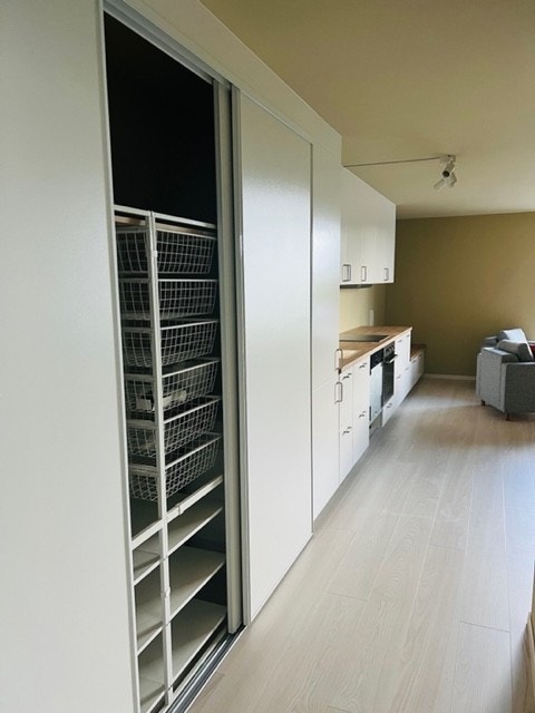 Skyvedørsgarderobe med oppbevaring Galleribilde