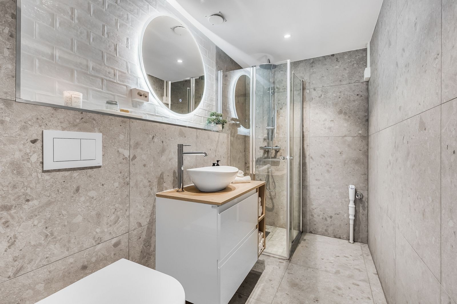 Lekkert og delikat bad med vegghengt wc, servant med underskap, dusj og speil. Badet har varmekabler. Galleribilde