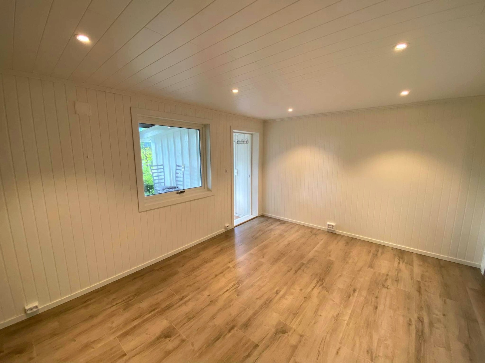 stue/soverom med sørvendt vindu Galleribilde