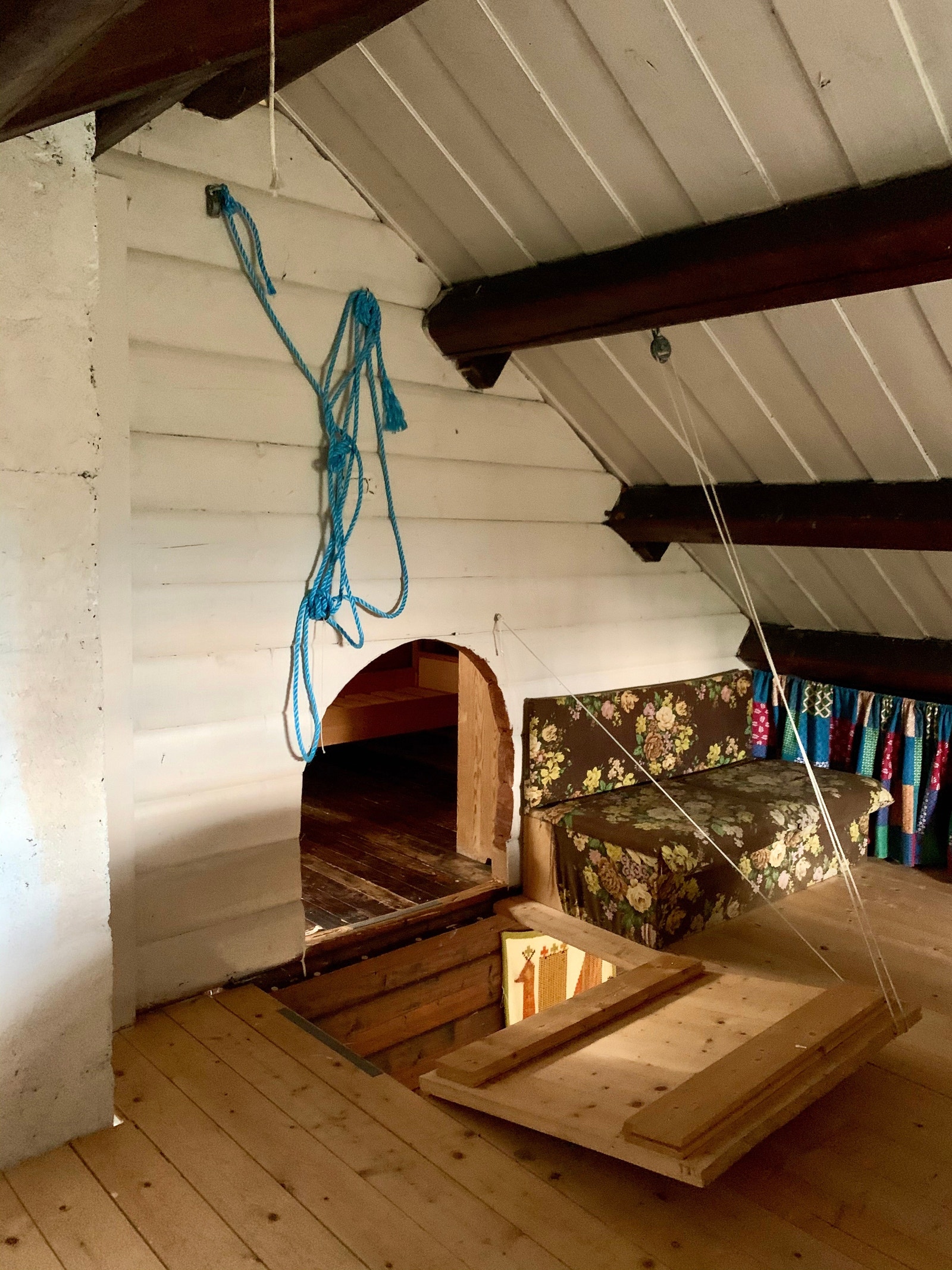 Utgangspunktet var én stor hems, men pga. laftede vegger og kalde vintre tok det nesten en vinterferie å få hele hytta varm. Hemsen ble "bygget sammen" og lukket, så det blir på en måte 2.etage. Med en hems sitt karakteristiske "lavt-under-taket"-høyde. Galleribilde