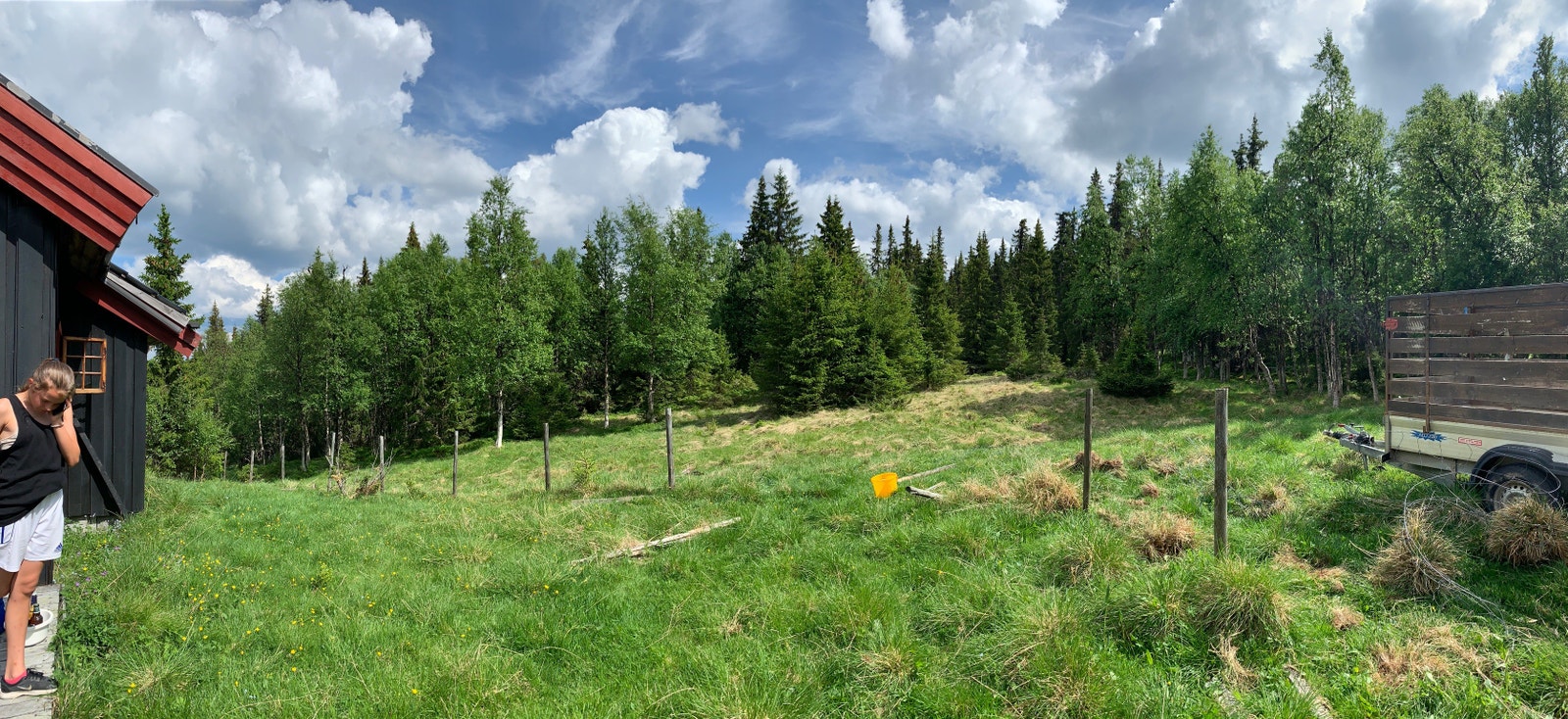 Hytta ligger på et stort tun, med god plass til unger, kyr og sau. Galleribilde