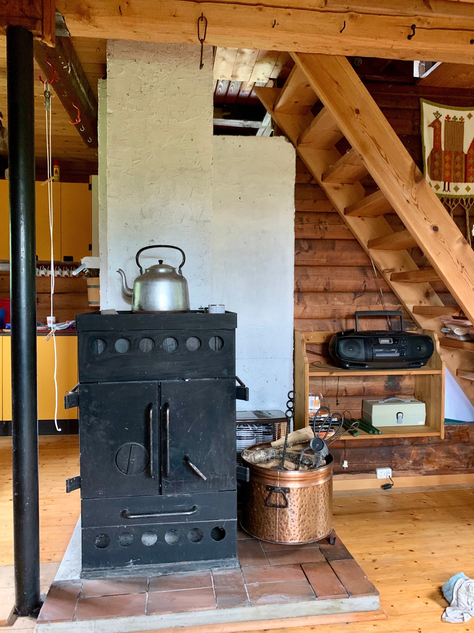 Fra stue mot kjøkken. Peisovn som varmer godt på vinteren. Galleribilde