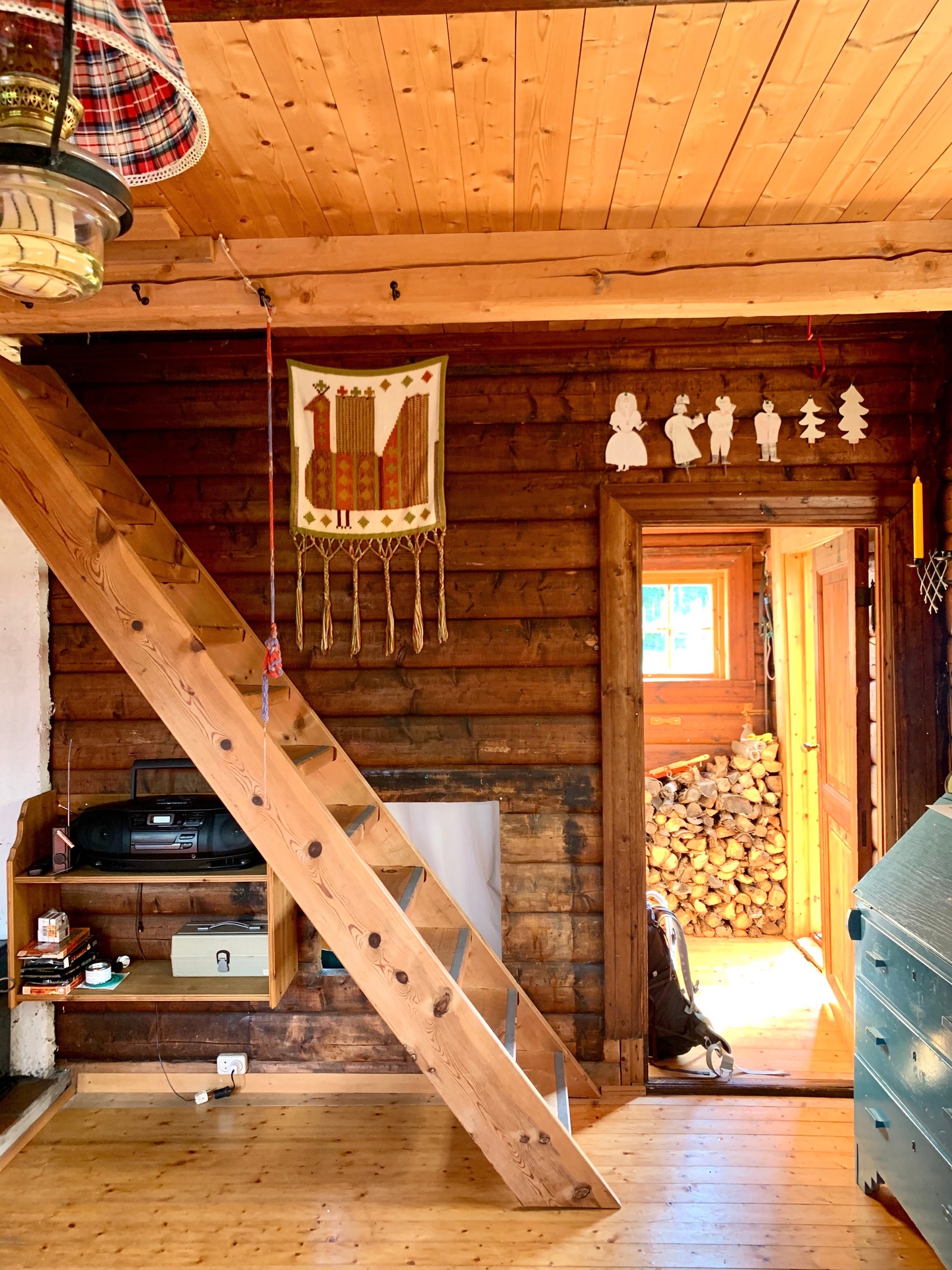 Fra stue mot gang/inngang. Trapp opp til hems. Galleribilde