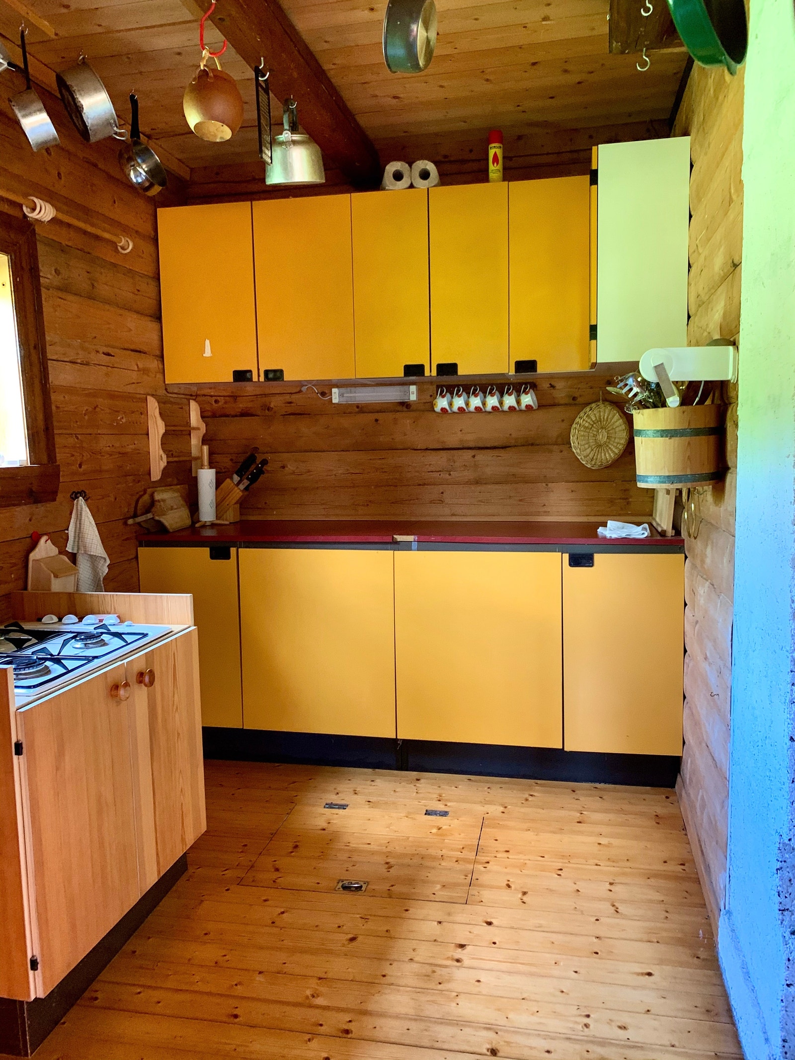 Et kjøkken som sier HEI. Gult er fortsatt kult. Galleribilde