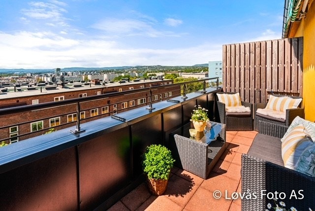 Stor terrasse ut fra stue Galleribilde