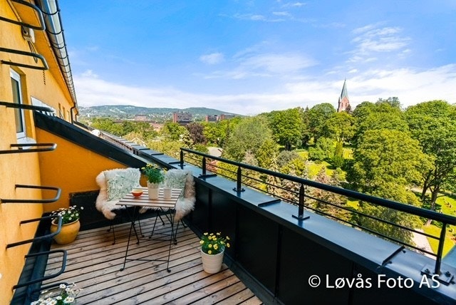 Terrasse nr 2 med utsikt mot Holmenkollen Galleribilde