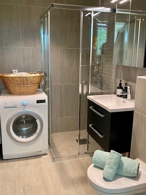 Delikat bad med kombinert vask-/tørkemaskin Galleribilde