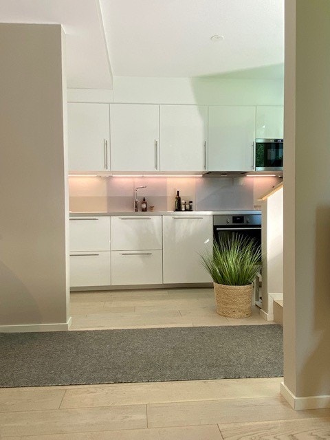 Moderne kjøkken med integrerte hvitevarer Galleribilde