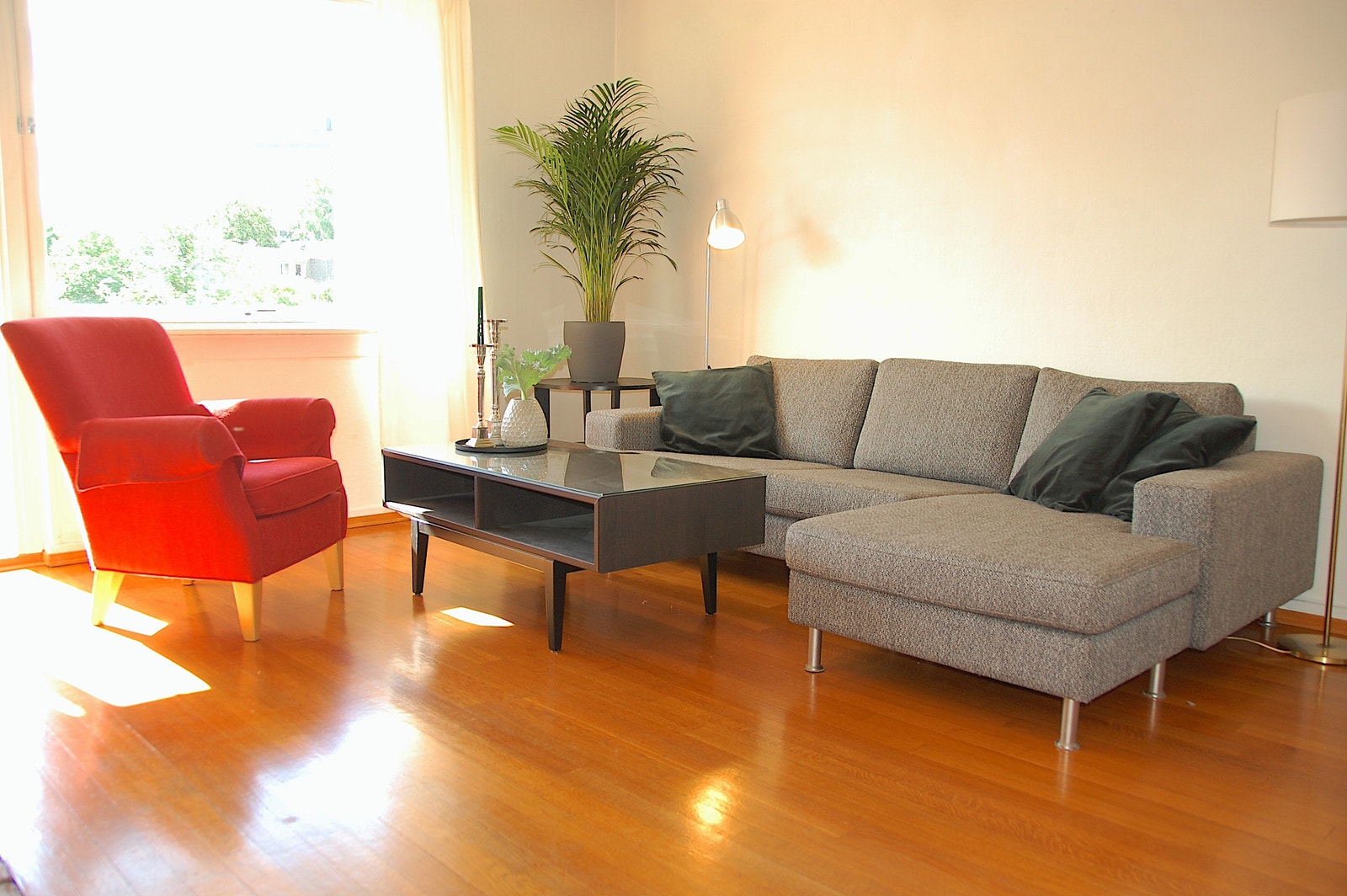 Stue med peis og utgang til balkong Galleribilde