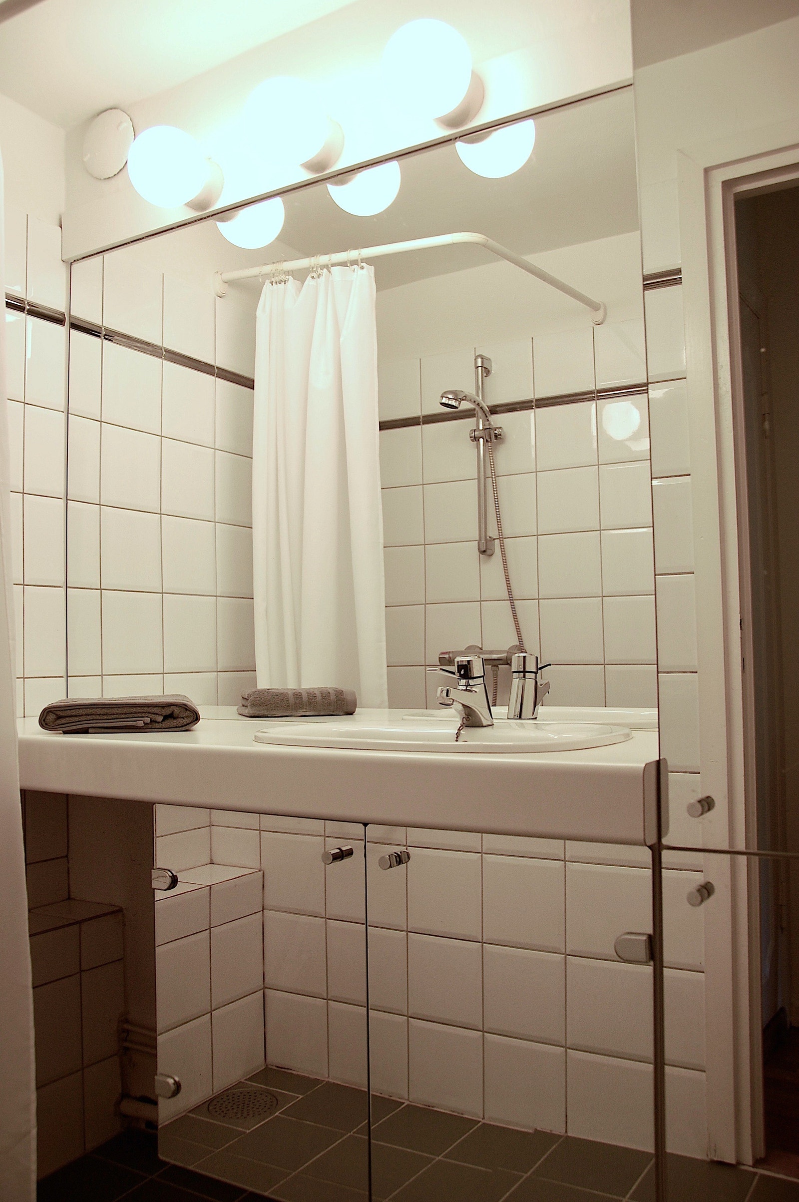 Bad med dusj og adskilt WC Galleribilde