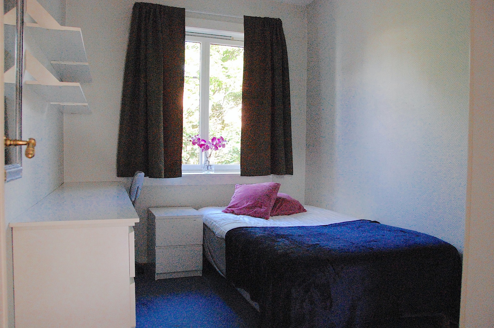 Soverom nr 2 med arbeidsplass Galleribilde