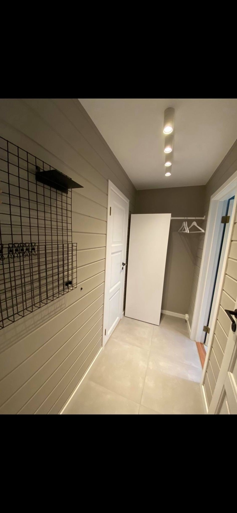 Mellomgang. Garderobeskap medfølger. Galleribilde