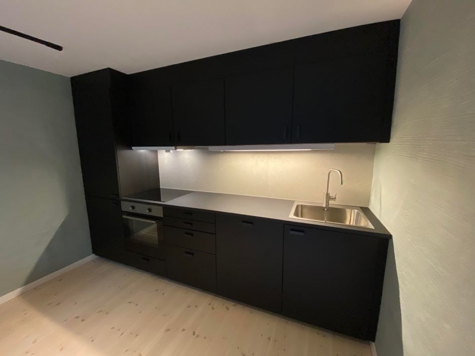 Nytt kjøkken med hvitevarer Galleribilde