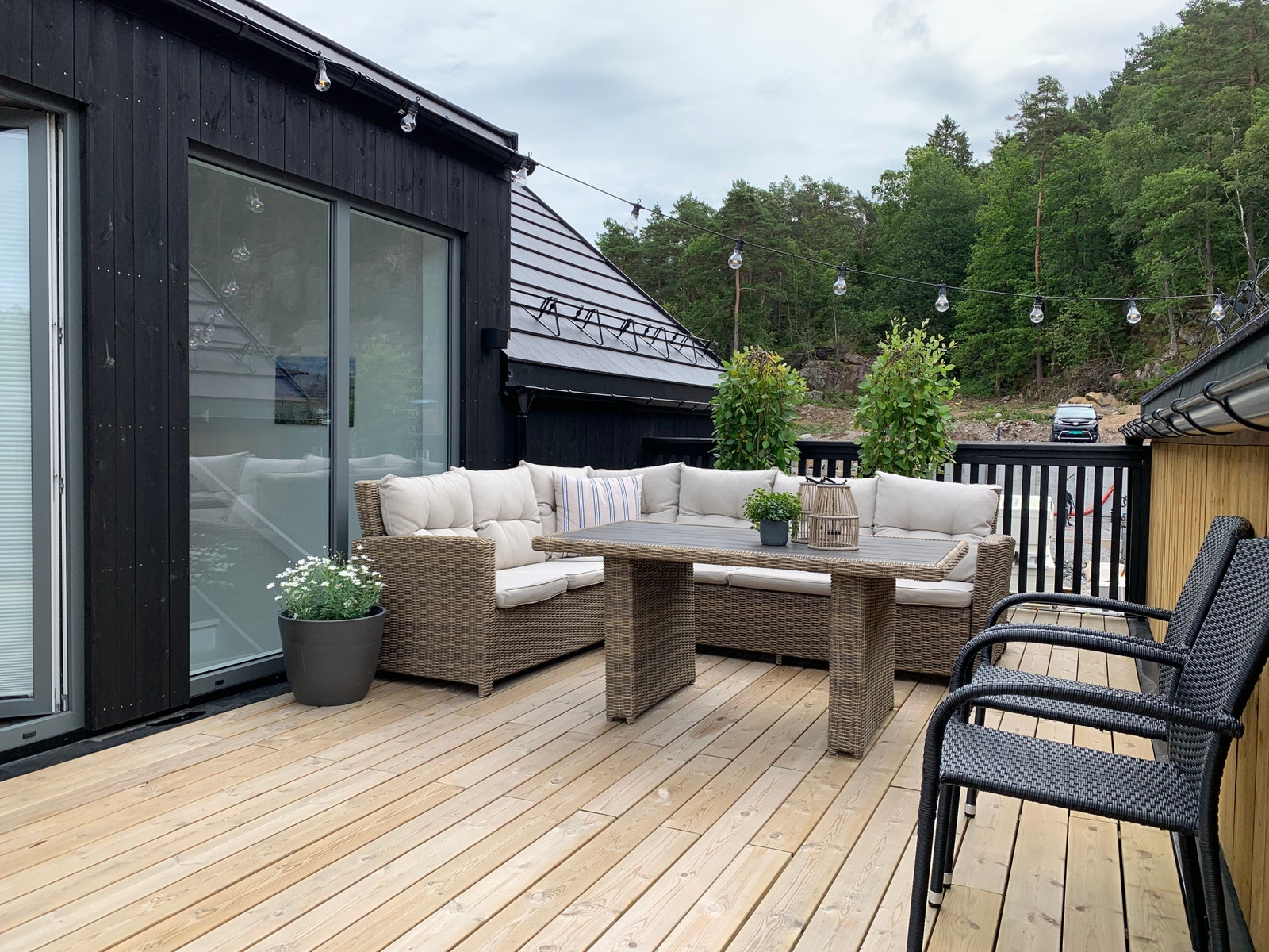 Stor takterrasse med utemøbler Galleribilde