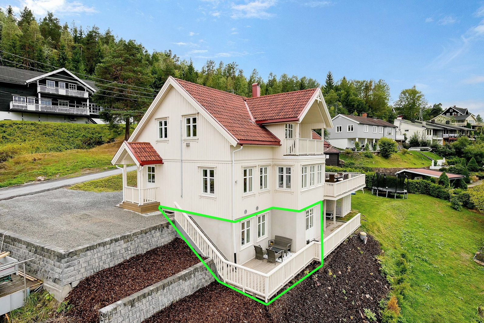 Egen trapp til usjenert uteplass med egen inngang til leiligheten Galleribilde