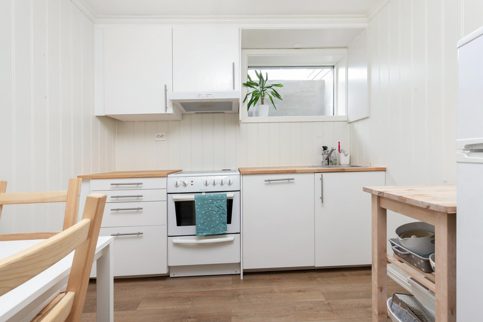 Kjøkken med komfyr, oppvaskmaskin og kjøleskap Galleribilde