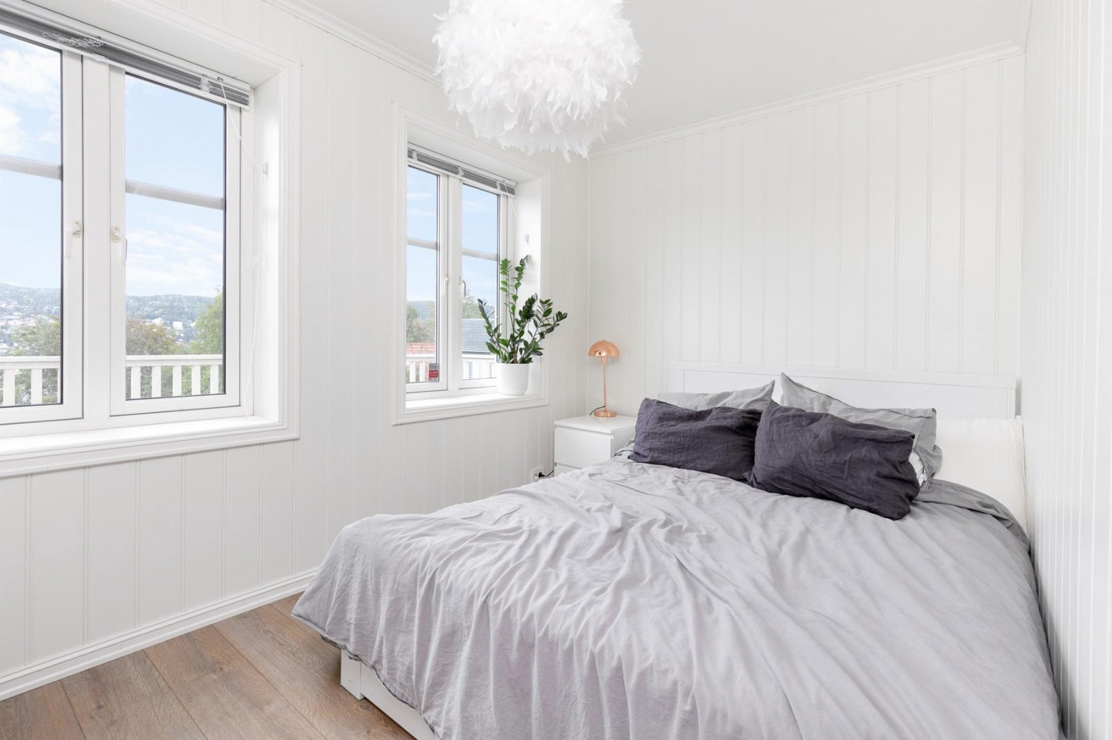 Soverom med plass til dobbelseng og skap Galleribilde