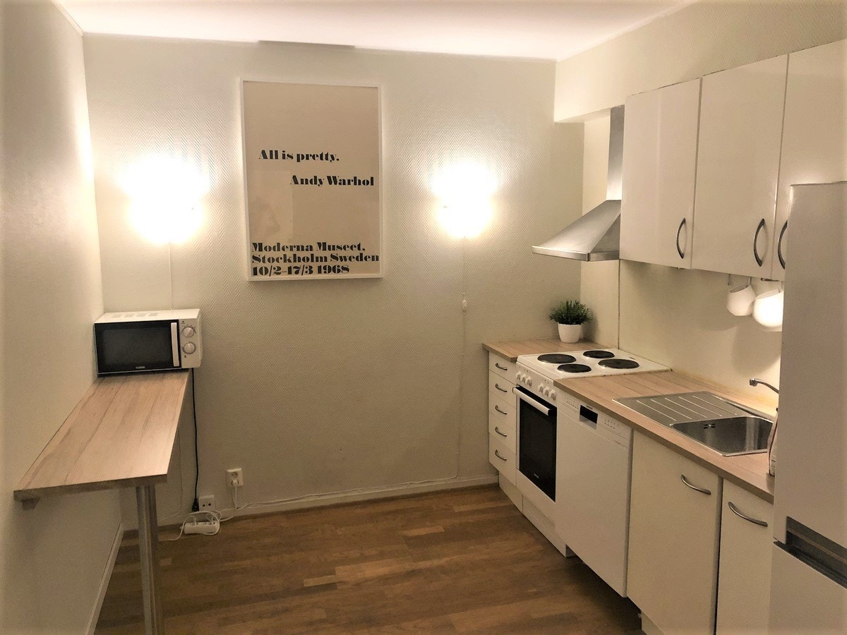 Moderne kjøkken, fult utstyrt. Galleribilde