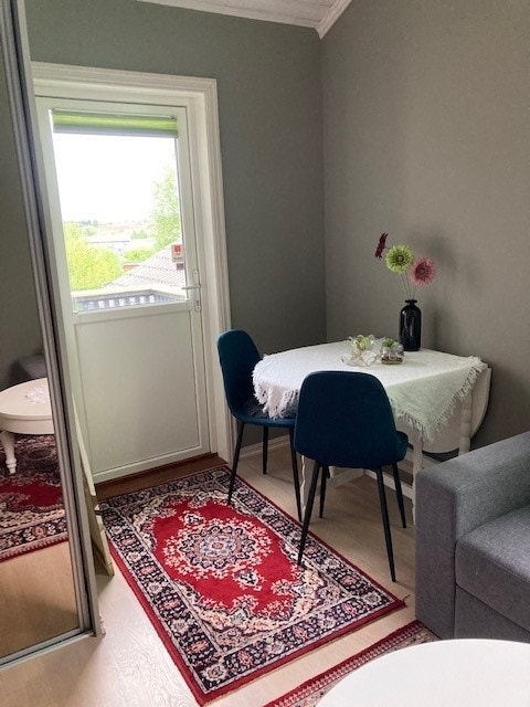 Fellesstue har spiseplass og utgang til liten balkong Galleribilde