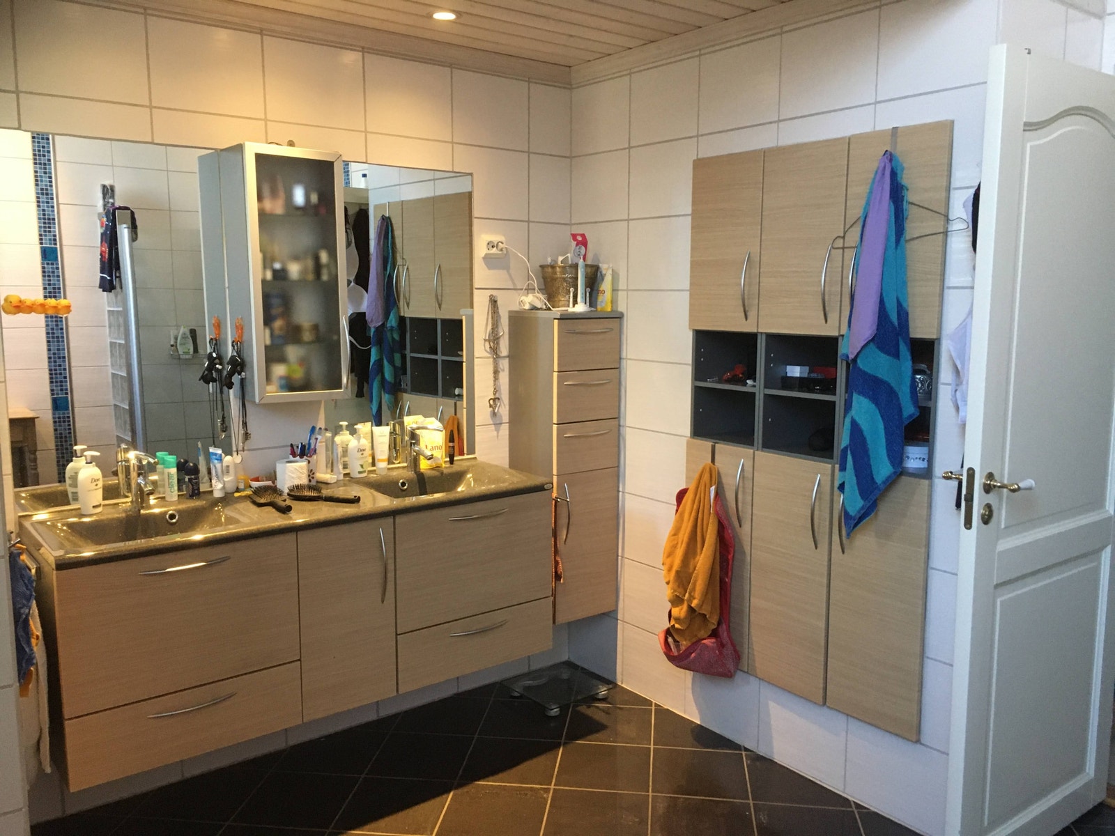 Stort bad med to servanter, en til hver student! Galleribilde