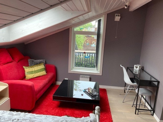 Soverom 1 har sitteplass og enkel skrivepult Galleribilde