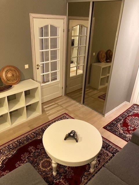 Nå er der TV-benk og TV der hyllen står Galleribilde