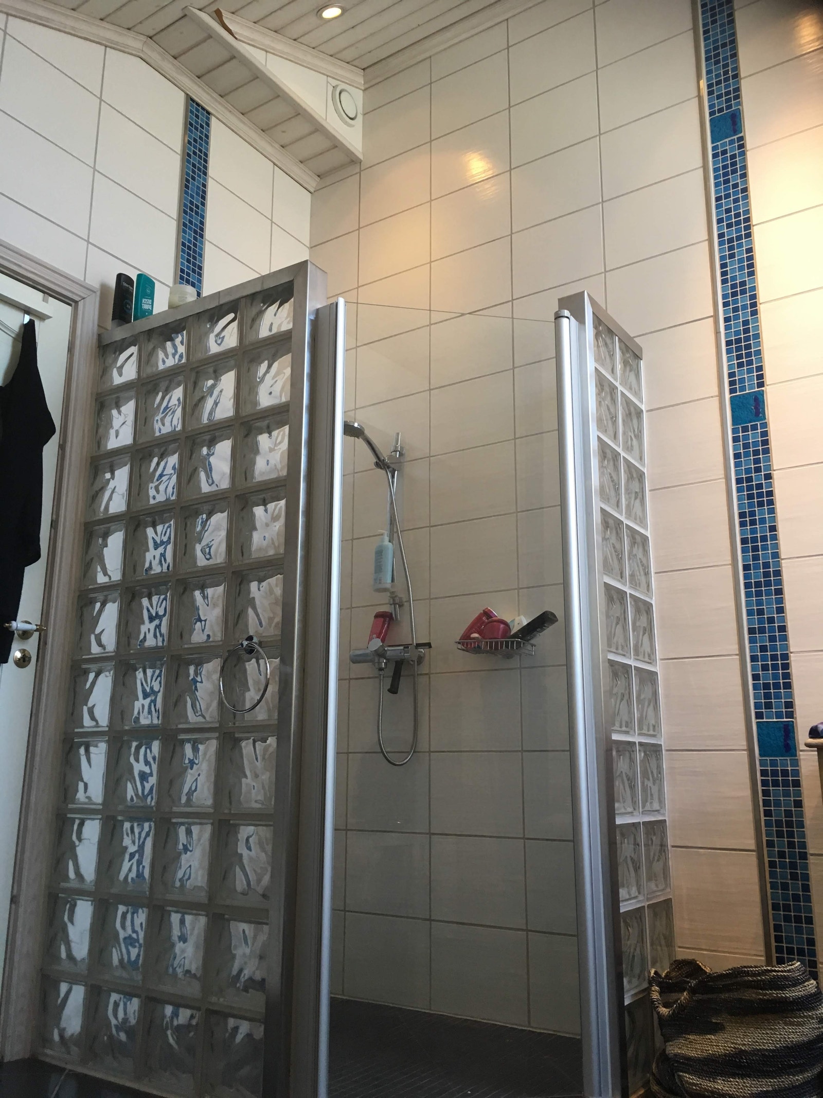 Stor dusj og klesvaskemaskin og god plass til klestørk på badet Galleribilde