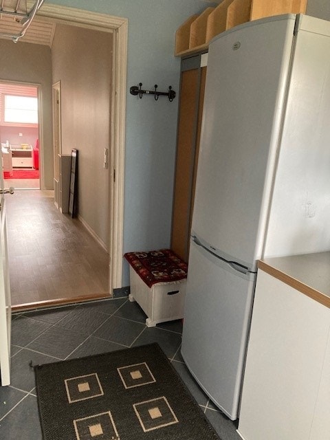 Kjøkken har kjøleskap med fryseskap nederst Galleribilde