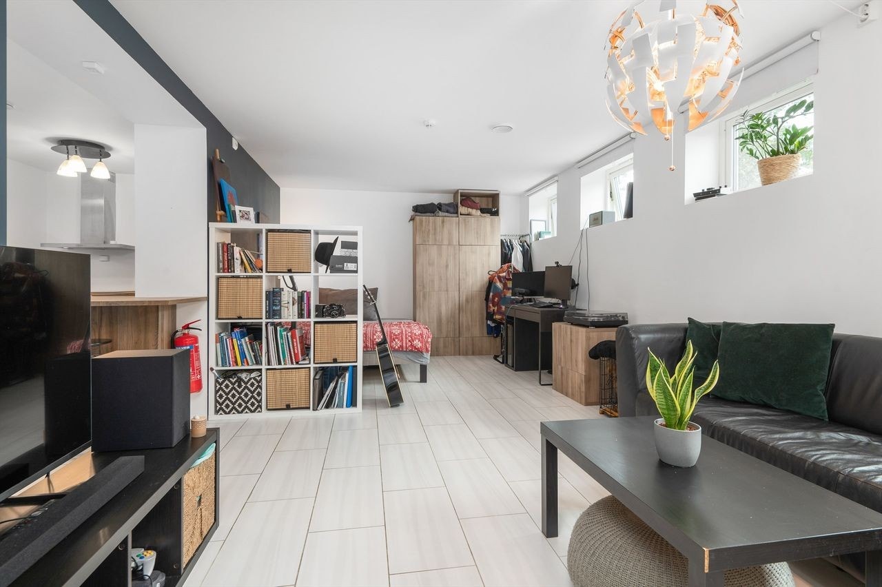 Oppholdsrom med soveplass/ sovealkove. Inngang med plass til klær og sko. Galleribilde