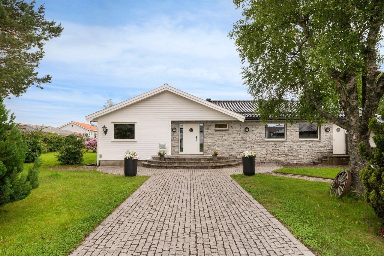 Inngang på venstre side av huset her Galleribilde