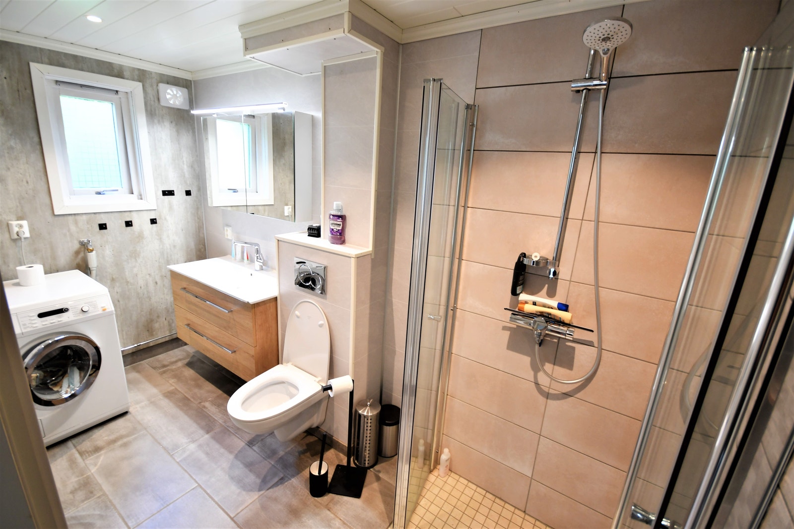 Bad 1. etg. med vaskemaskin. Det er også vaskemaskin/tørkerom i uetg. Galleribilde