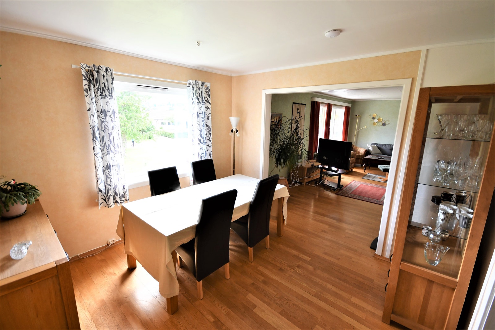 Spisestuen mot TV-stuen Galleribilde