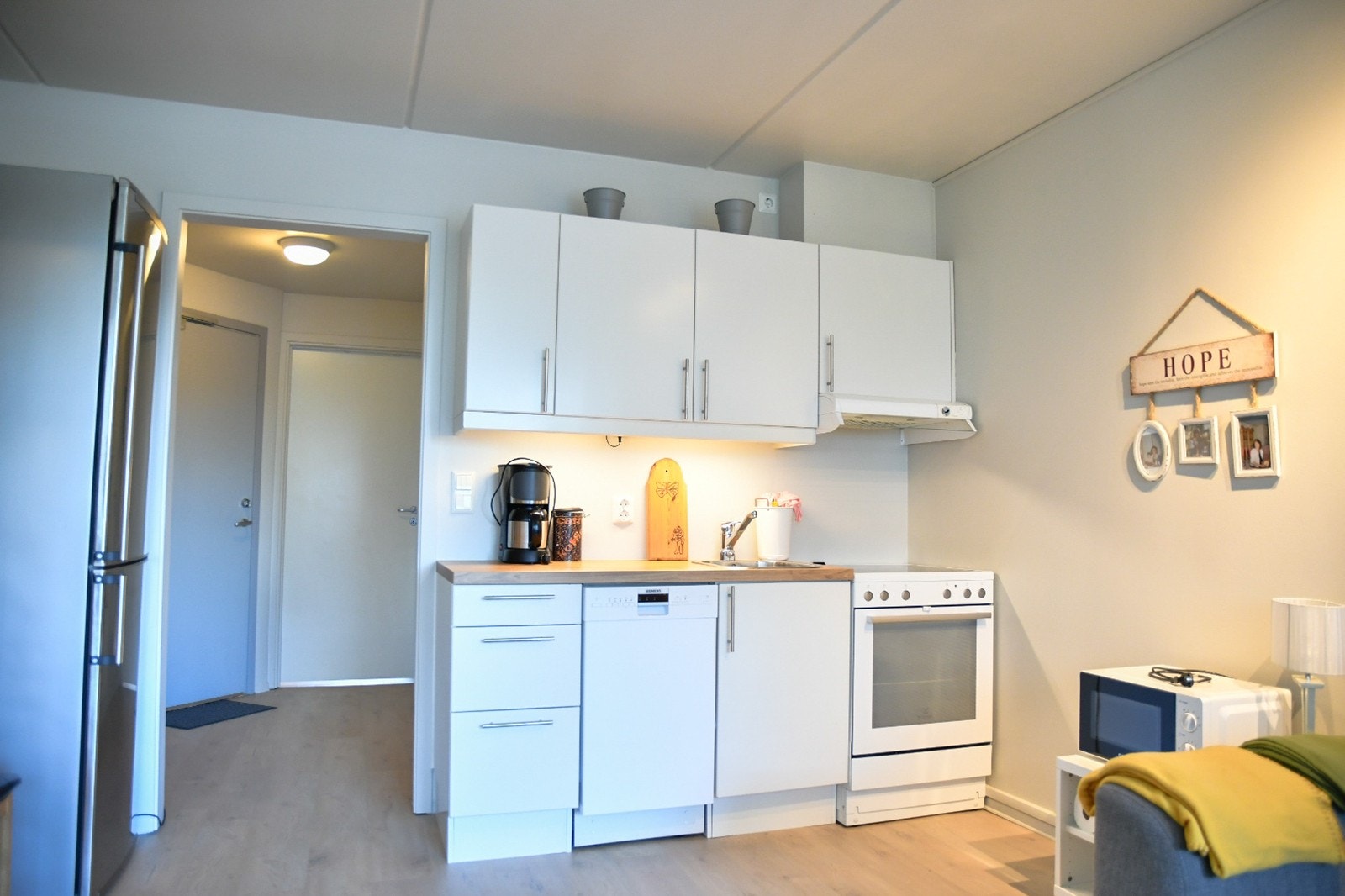 Hvitevarer på kjøkkenet medfølger; kjøleskap, oppvaskmaskin og komfyr Galleribilde