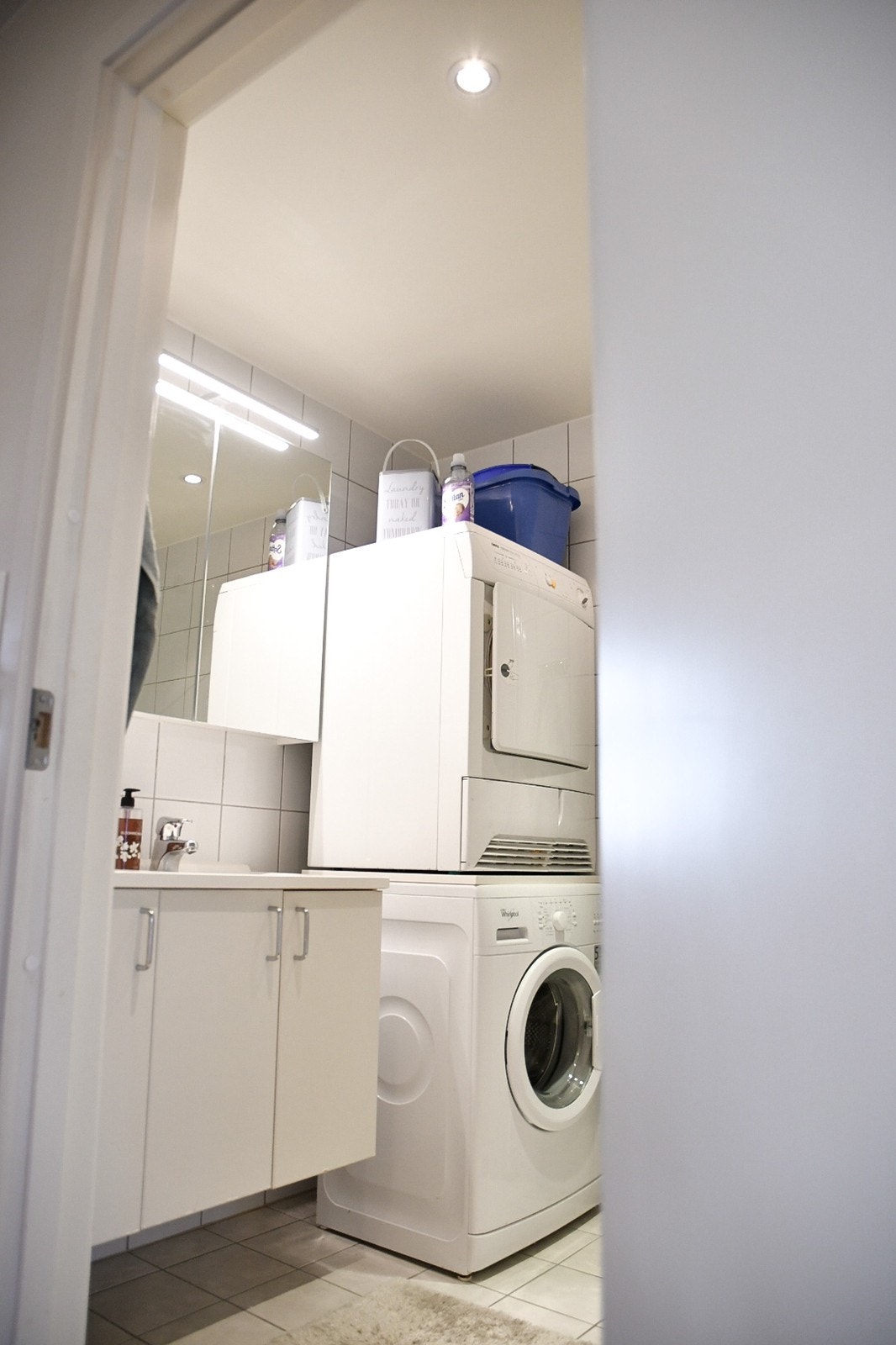Plass til både vaskemaskin og tørketrommel Galleribilde