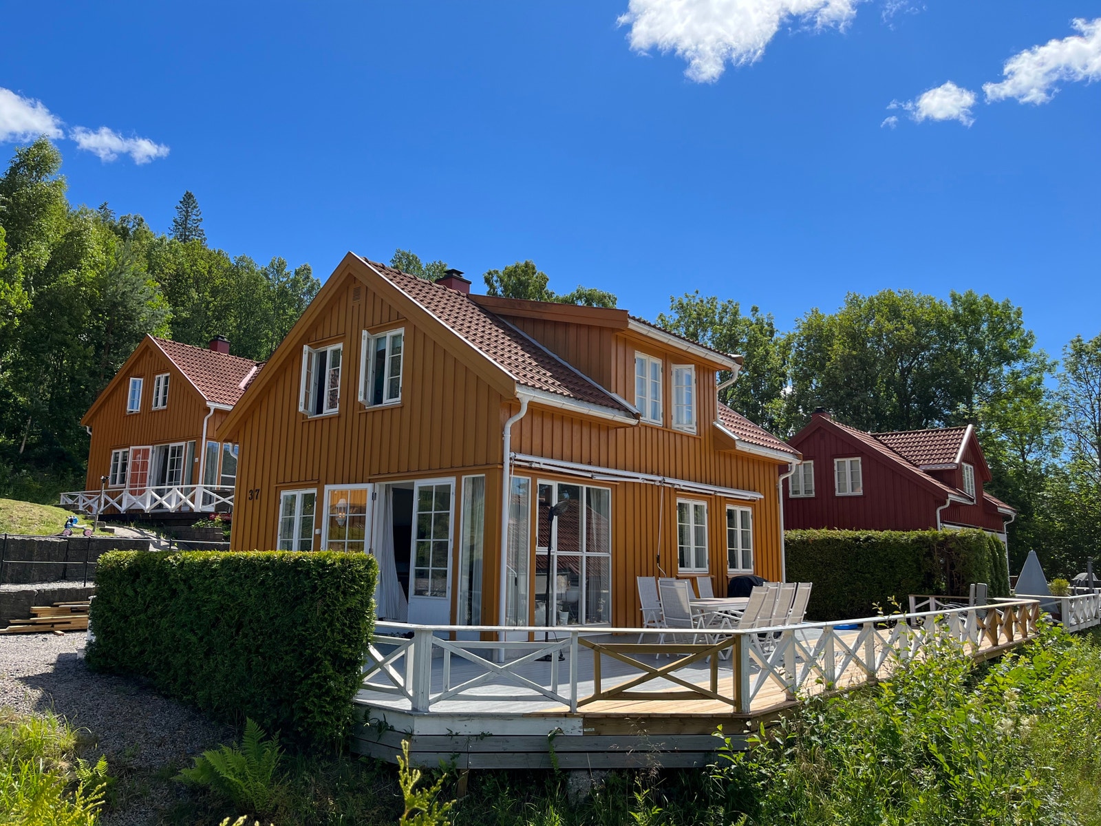 Stor terrasse med spisebord og koselig sittegruppe. Galleribilde