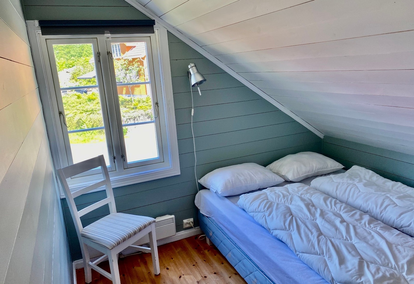 Somerom 1 med dobbelseng og utsikt til sjøen Galleribilde