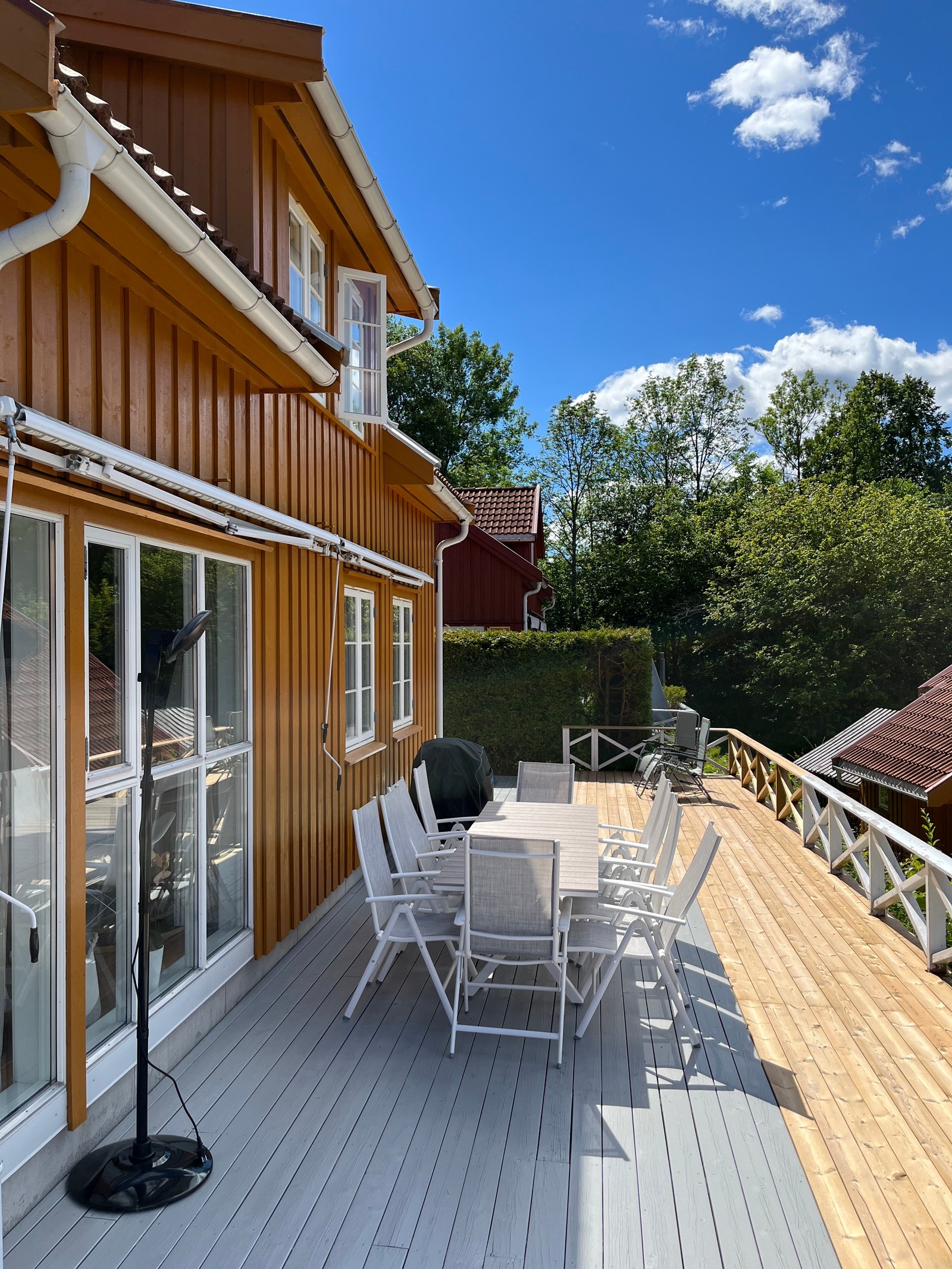 Stor romslig terrasse. Galleribilde