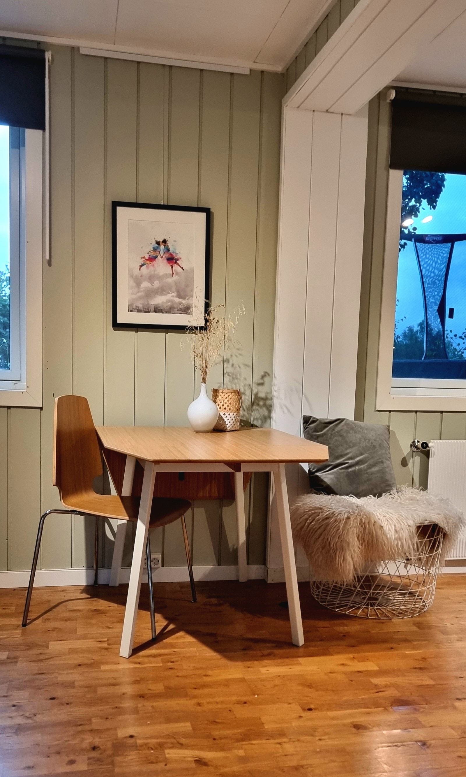 Spiseplass med bord, to klaffer som utvider bordet ved behov. Ekstra stoler i bod. Galleribilde