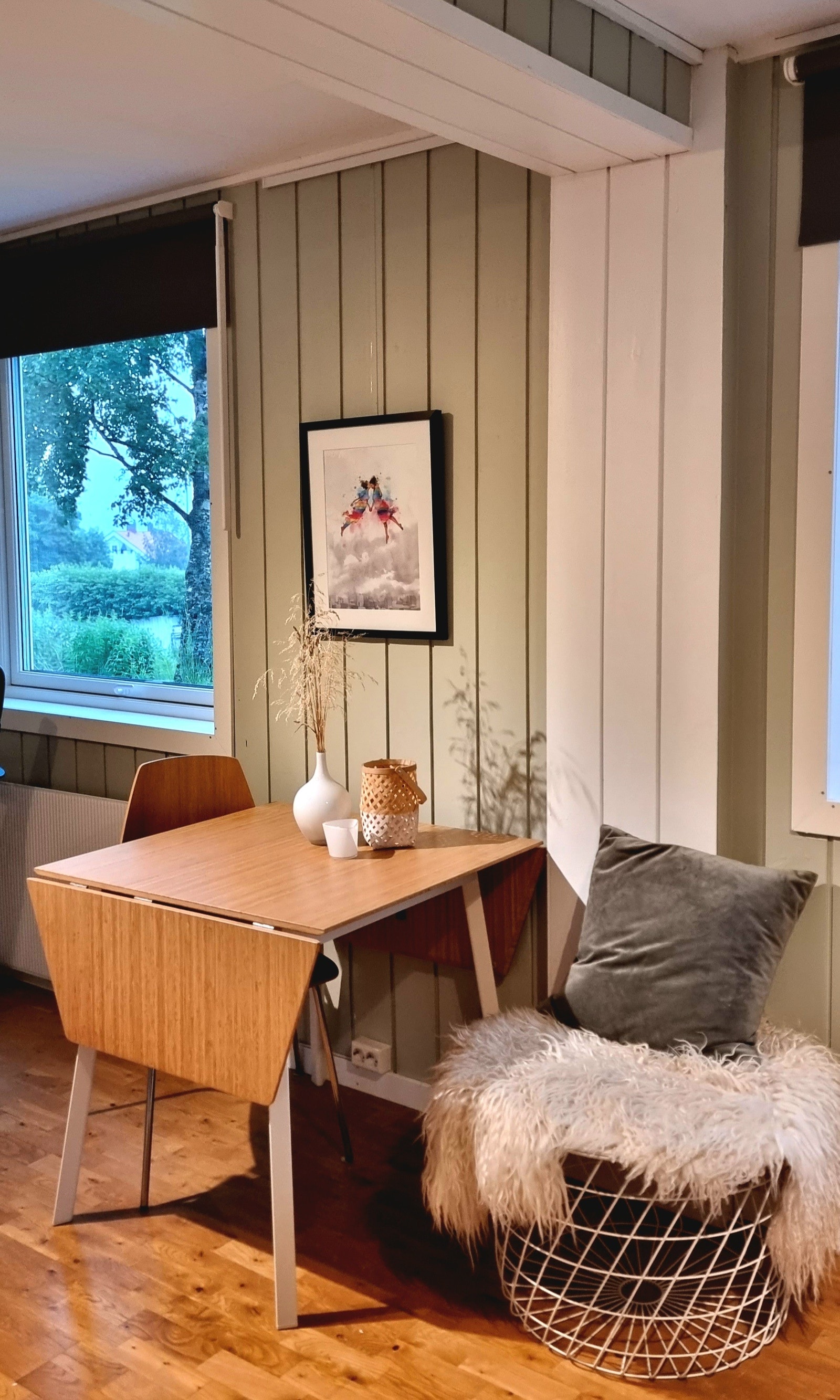 Spiseplass med uttrekkbart bord. Flere stoler i bod. Galleribilde