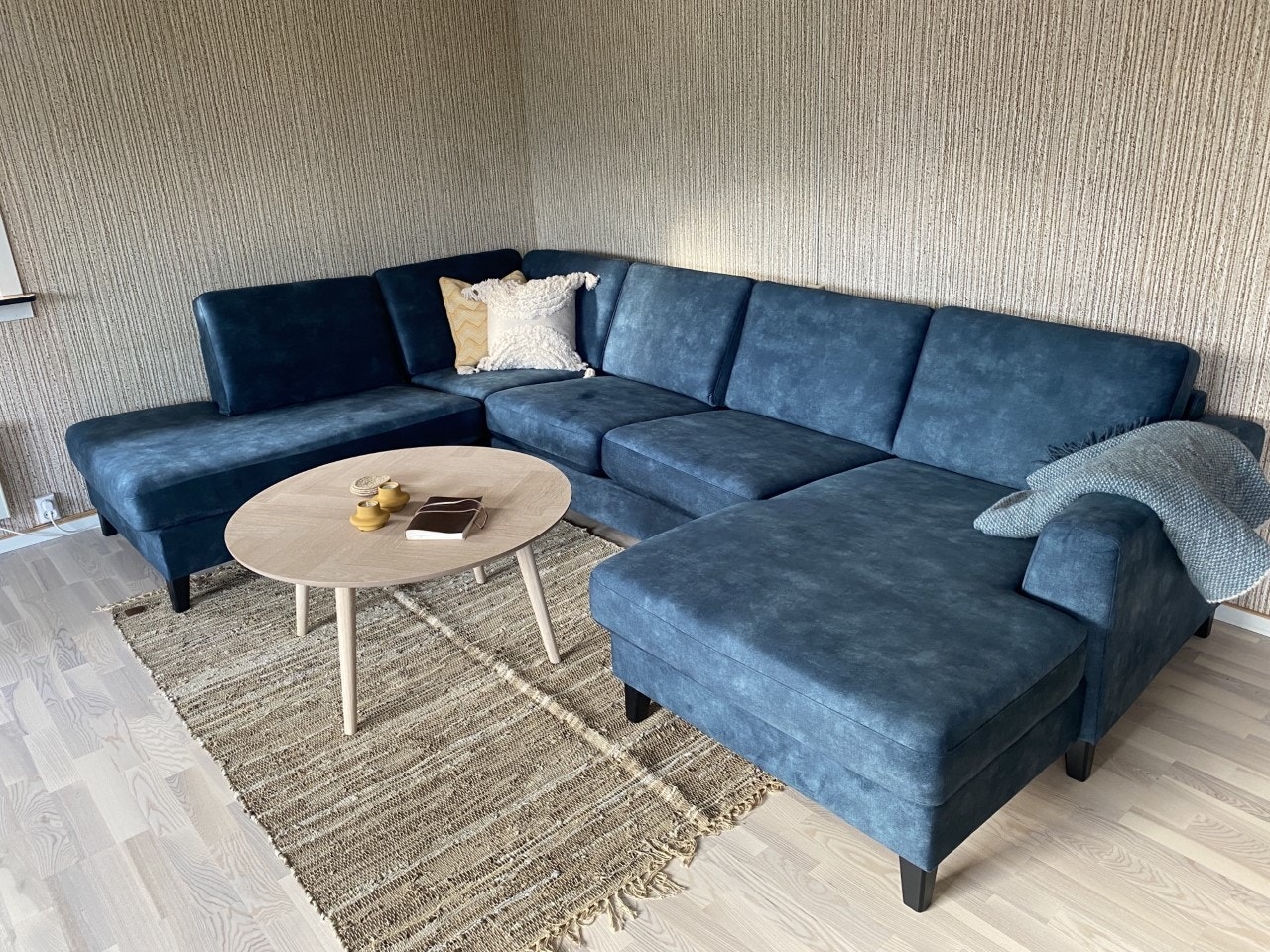Stue med hjørnesofa. Galleribilde