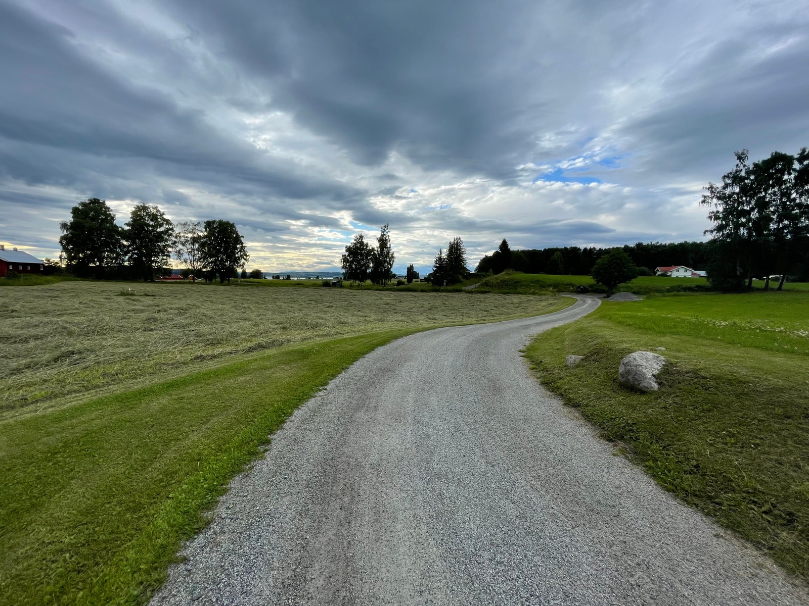 Fra innkjøring med huset i ryggen Galleribilde